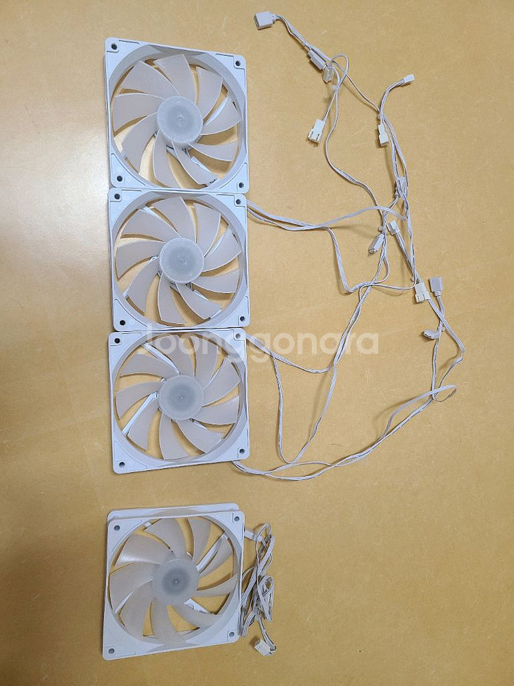 DAVEN ar120 ARGB 팬 화이트4개팝니다--1