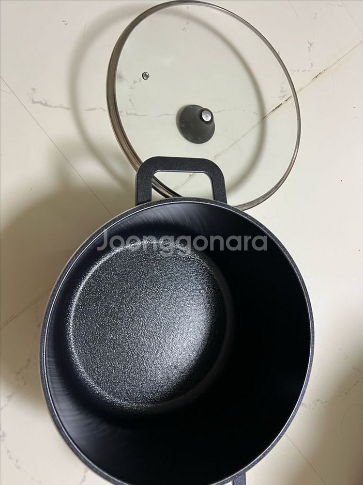 비닐만 뜯고 사용하지는 않은 냄비 팝니다--1