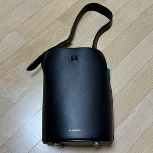 버버리 블랙 버킷백