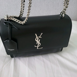 생로랑(Saint Laurent)의 선셋백 미디엄 모델