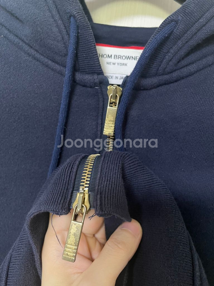 [4] 톰브라운 사선완장 금장 후드집업 네이비--2