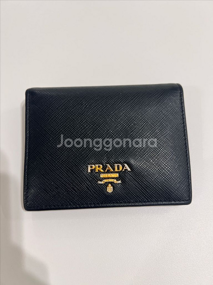 프라다 사피아노 메탈로고 카프스킨 반지갑 블랙--0