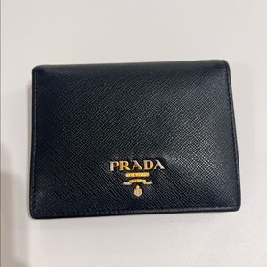 프라다 사피아노 메탈로고 카프스킨 반지갑 블랙