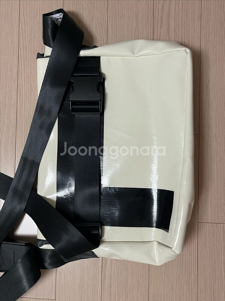 프라이탁 덱스터 화이트 새상품--2