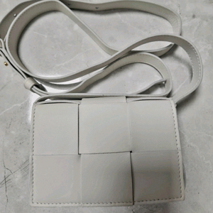 보태가베네타 카세트 백 화이트 컬러