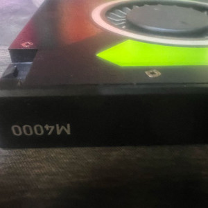 쿼드로 M4000 그래픽 카드입니다-