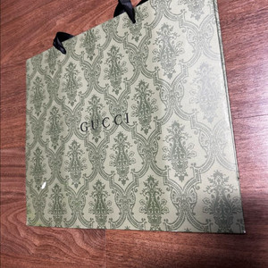 구찌 GUCCI 쇼핑백 판매합니다.