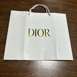 DIOR 디올 쇼핑백 (32x27cm) 판매합니다.