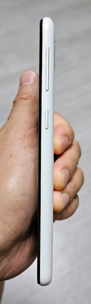 갤럭시 A10e 화이트 32GB 자급제폰 팝니다.--4
