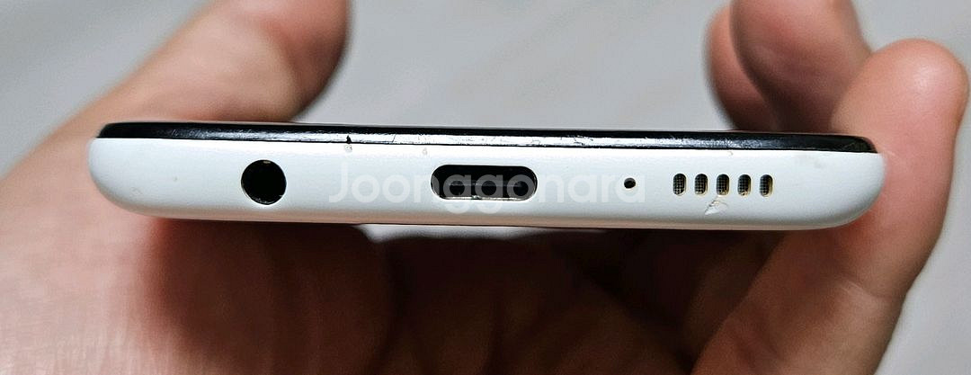 갤럭시 A10e 화이트 32GB 자급제폰 팝니다.--3