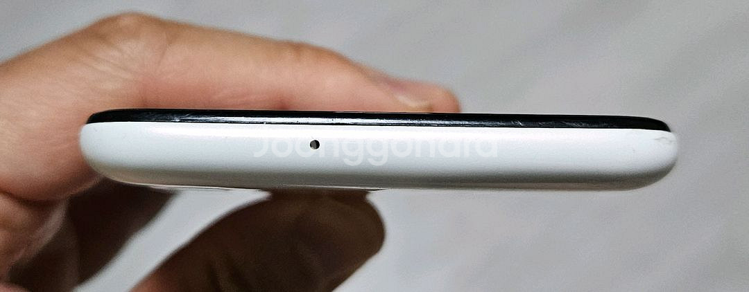 갤럭시 A10e 화이트 32GB 자급제폰 팝니다.--2