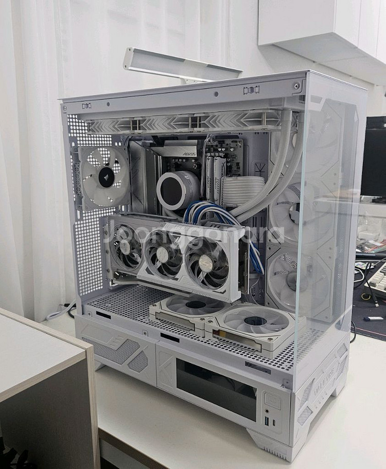 9800x3d rx9070xt 화이트 본체--3