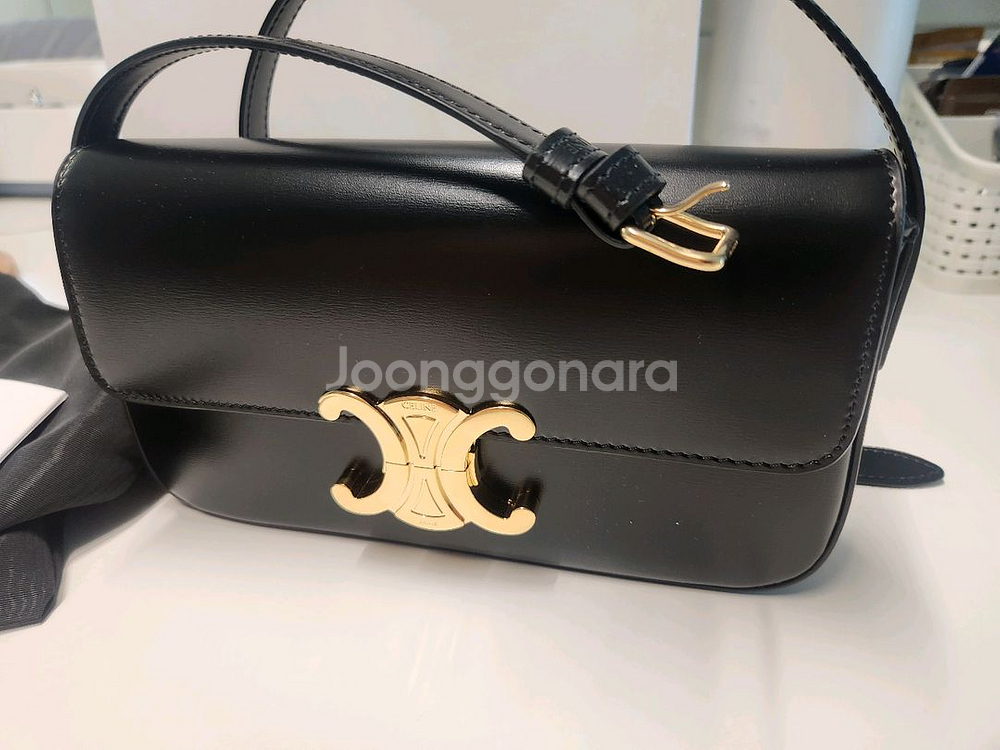 셀린느 트리옹프 숄더백 검정 (미착용)--1