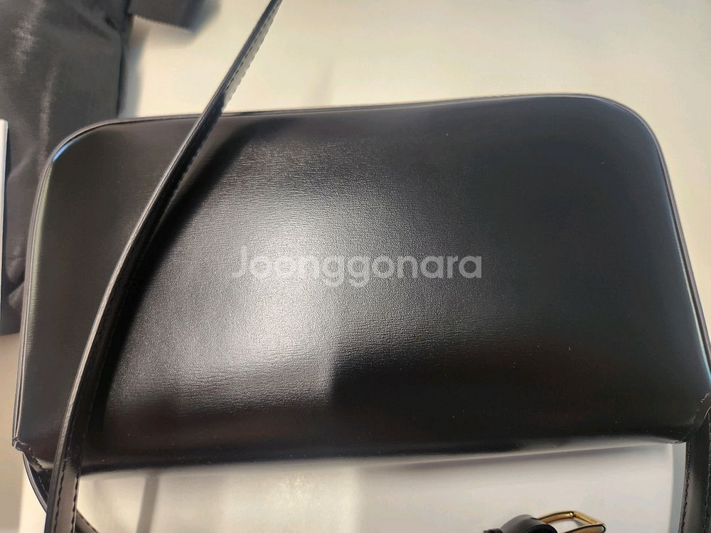 셀린느 트리옹프 숄더백 검정 (미착용)--2