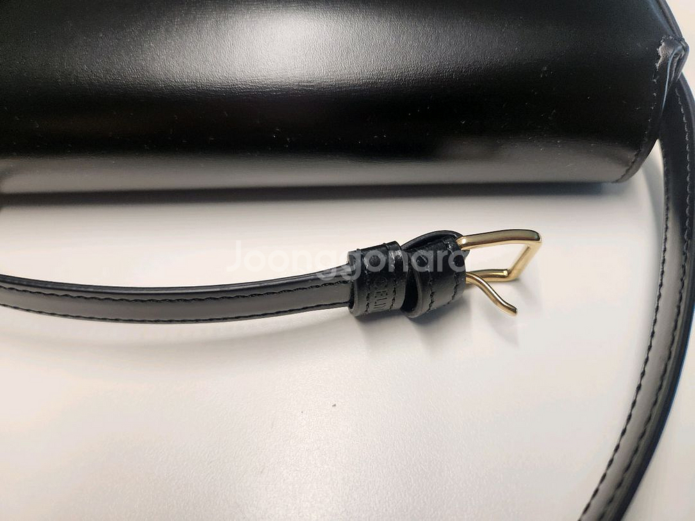 셀린느 트리옹프 숄더백 검정 (미착용)--3