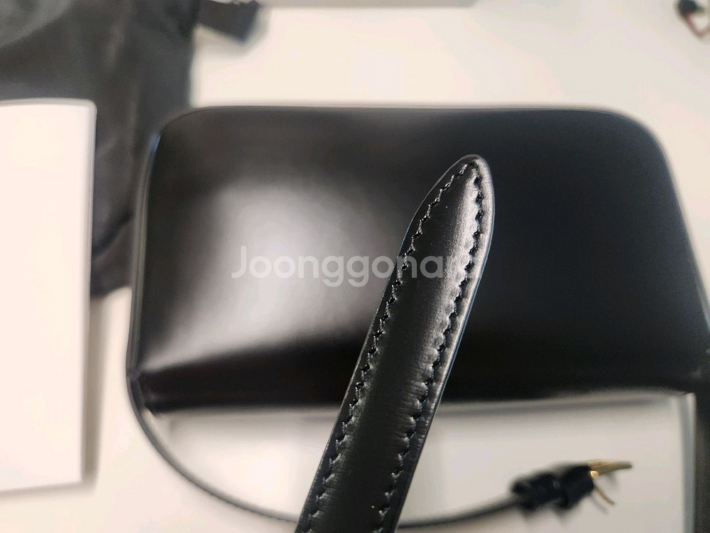 셀린느 트리옹프 숄더백 검정 (미착용)--4