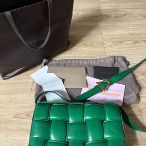 보테가베네타 패딩 카세트백