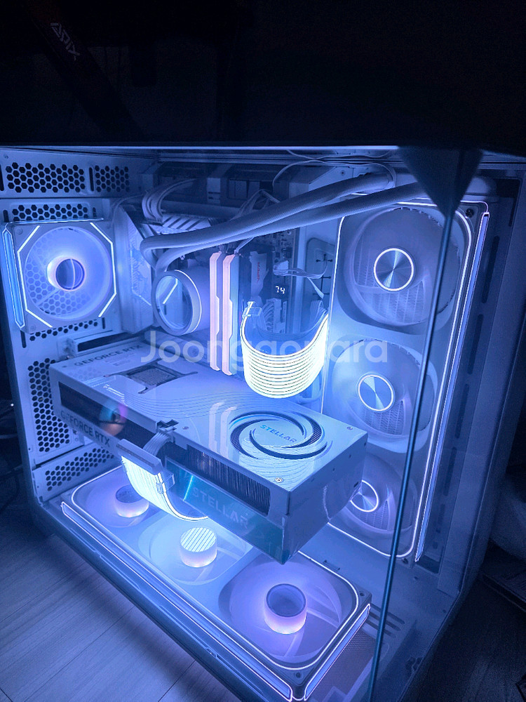 라이젠9 9950X3D RTX5090 올화이트--0