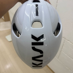 카스크 유토피아 유광화이트 m 팝니다~판매완료