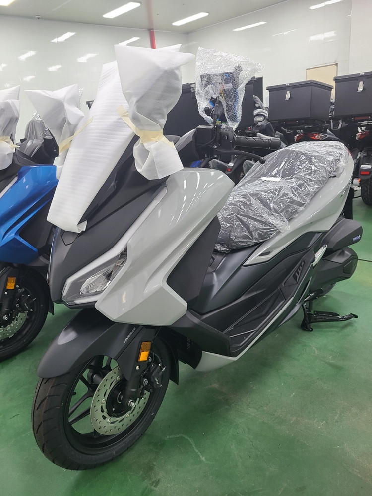 혼다 포르자350 25년식 배달 오토바이 이미지