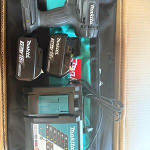 새상품)마끼다 18v충전임팩세트+가방 팝니다