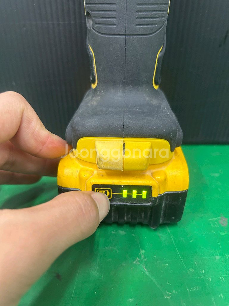 디월트 충전그라인더 DCG405 20V P1 5인치배터--6