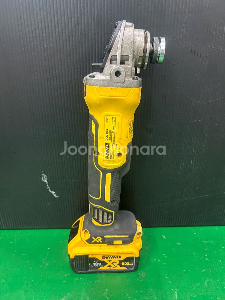 디월트 충전그라인더 DCG405 20V P1 5인치배터--2