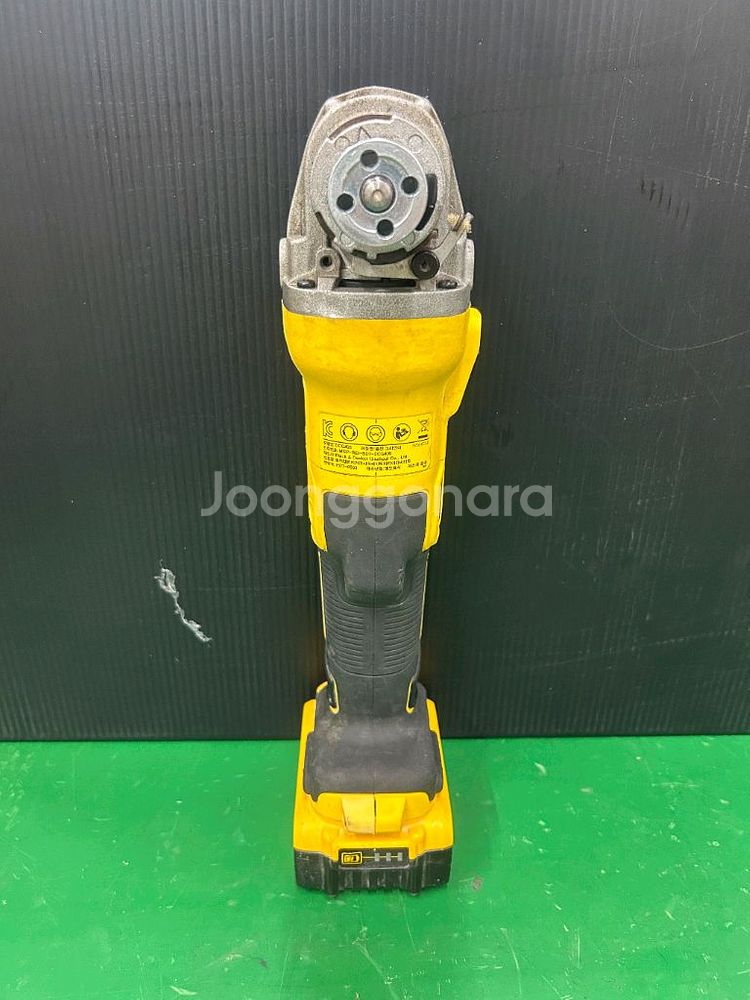 디월트 충전그라인더 DCG405 20V P1 5인치배터--3