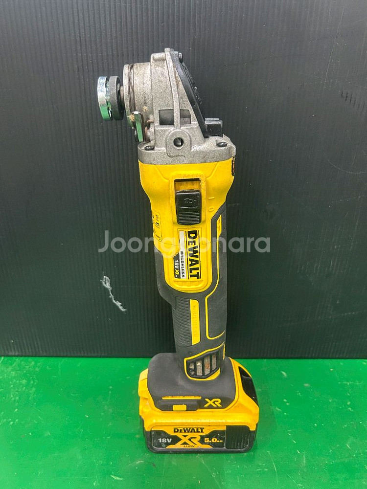 디월트 충전그라인더 DCG405 20V P1 5인치배터--7