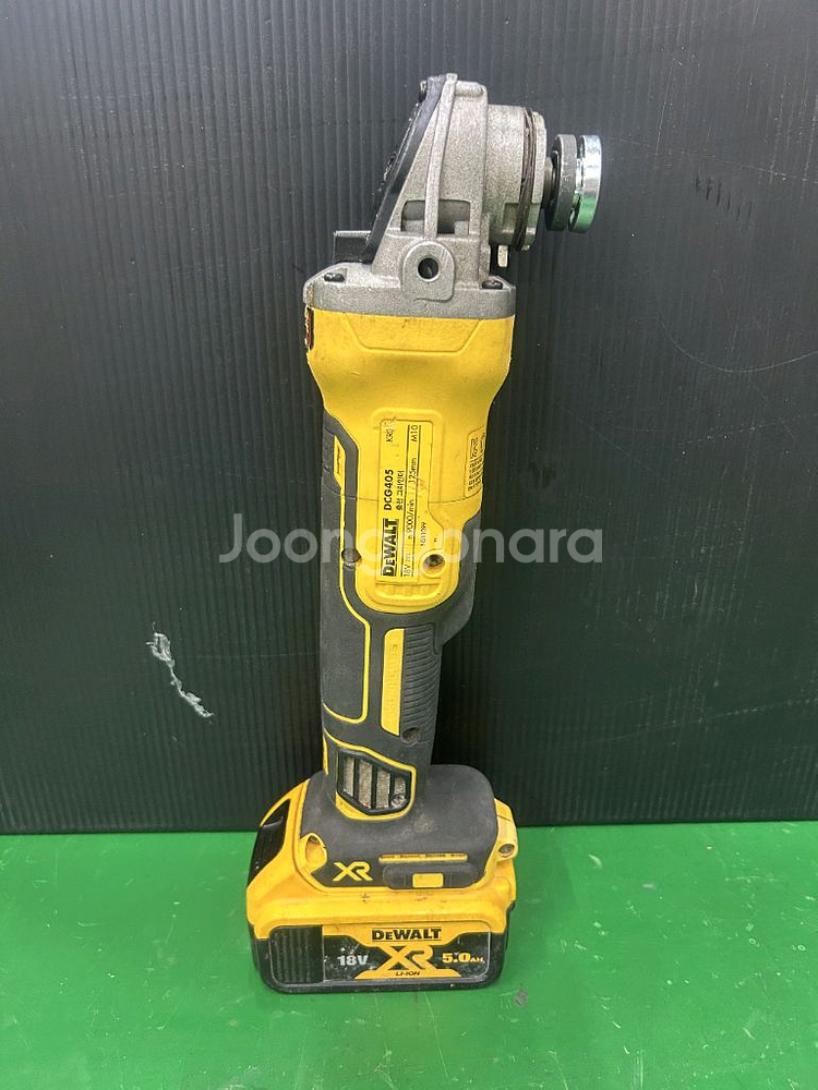 디월트 충전그라인더 DCG405 20V P1 5인치배터--9