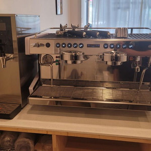 씨메네오 커피머신 팝니다.