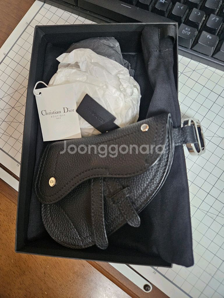 정품 디올 새들 카드지갑 블랙 색상입니다.--0
