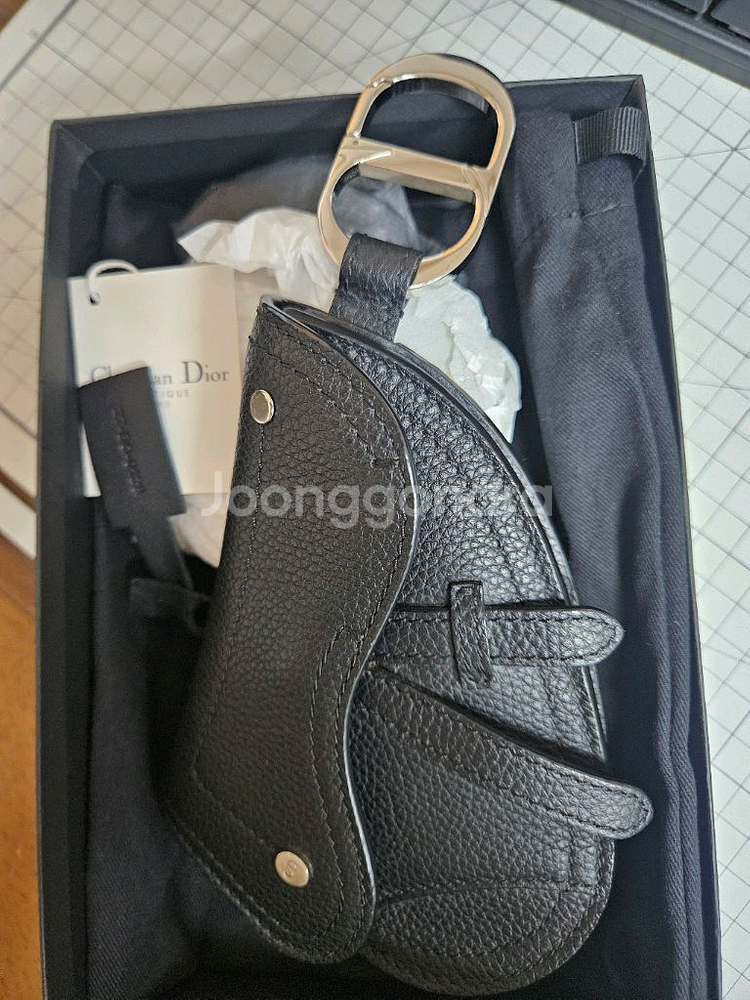 정품 디올 새들 카드지갑 블랙 색상입니다.--1