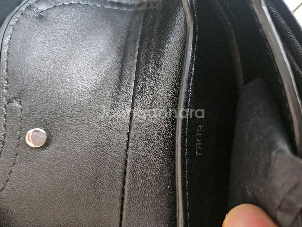 정품 디올 새들 카드지갑 블랙 색상입니다.--3
