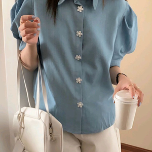 퍼프소매 꽃단추 데님 블라우스