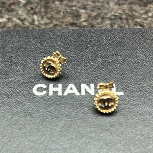 샤넬로고에나멜 귀걸이