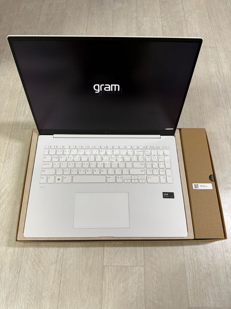 LG gram Pro 17 화이트--1