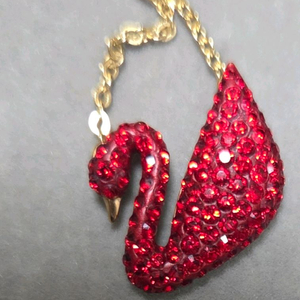 스와로브스키 레드 스완 목걸이