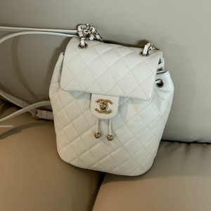 샤넬 백팩 어반스피릿 화이트색상 스몰사이즈