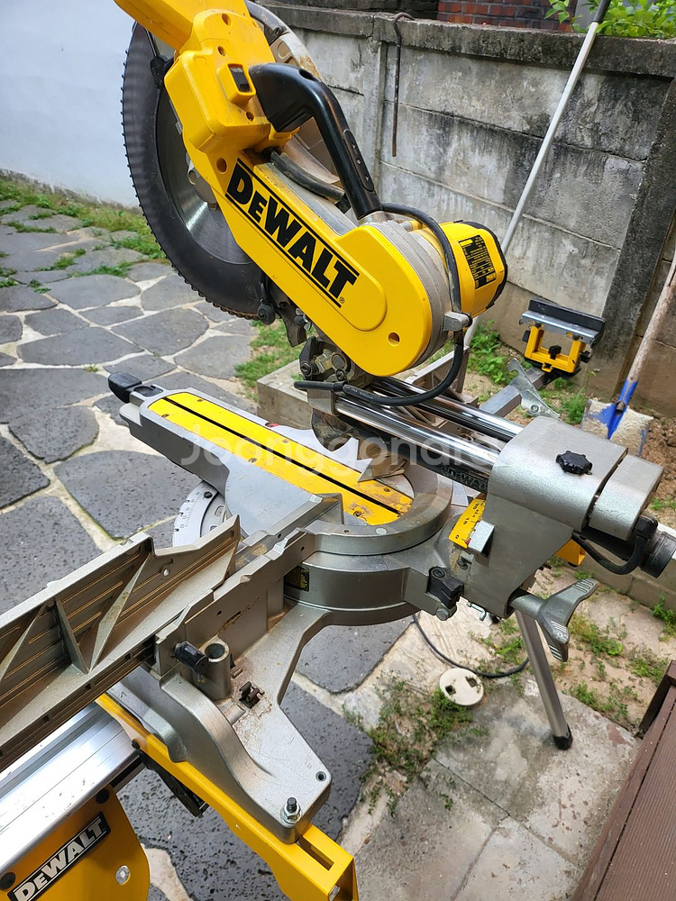 디월트 dws780 각도절단기및 스텐드 포함--1