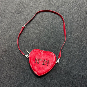 N21 하트 에나멜 백