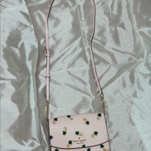 케이트 스페이드 Staci 파인애플 스몰 플랩 크로스백