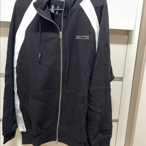르세라핌 후드집업 L/XL 새상품. 싸게ㅜ내놓습니다