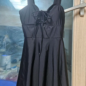 블랙 색상의 원피스 수영복입
