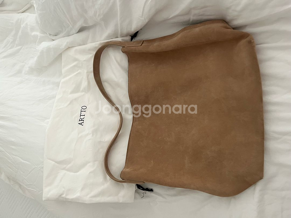 아르토 스웨이드 숄더백 베이지--2