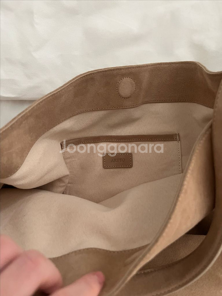 아르토 스웨이드 숄더백 베이지--5