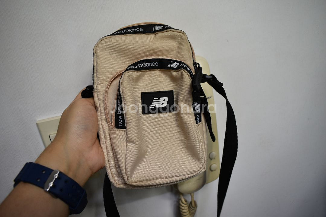 뉴발란스 크로스백--0