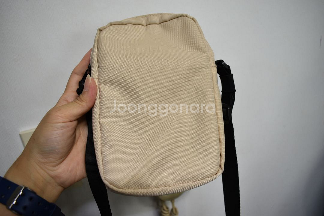 뉴발란스 크로스백--1