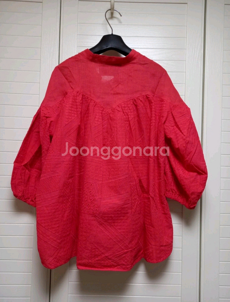 칼라거펠트 펀칭 자수 블라우스(66~77) ㅡ새상품--5