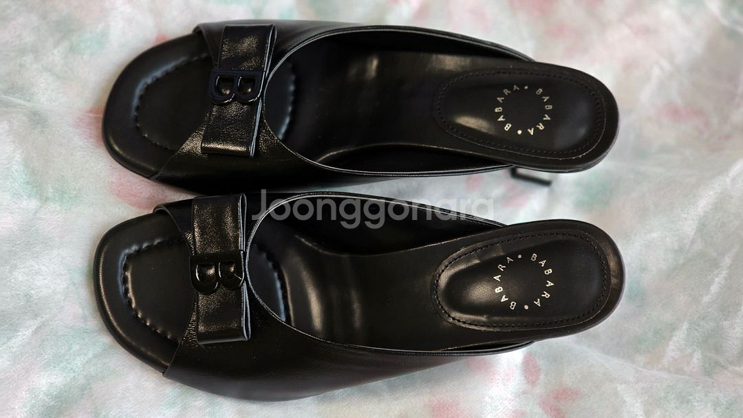 바바라 양가죽 리본 B장식 뮬 샌들(BBG403BK)--1